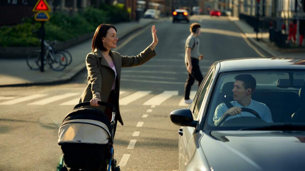 Psychologists say that waving “thank you” at cars while crossing the street is strongly linked to specific personality traits